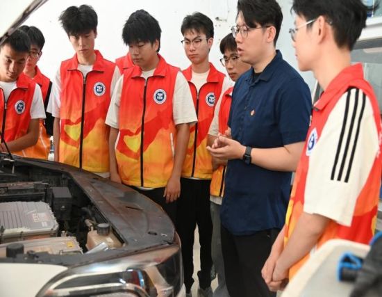 图为团队在优车坊汽车养护中心。