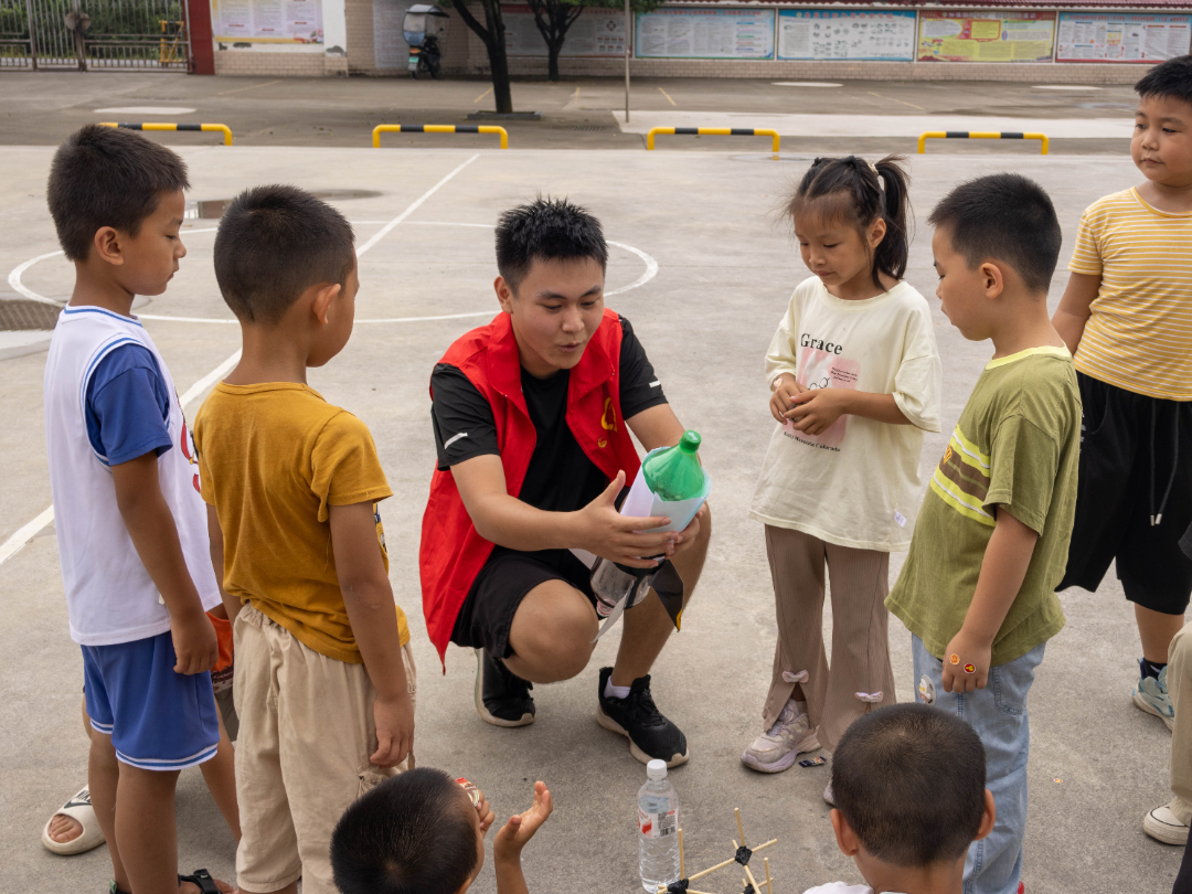 地球科学学院“大地之子”实践团成员带领学生制作水火箭.png