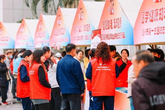 全市30支志愿服务团队组成的现场志愿服务集市，围绕应急救援、信访法治宣传、助残环保等领域开展便民服务