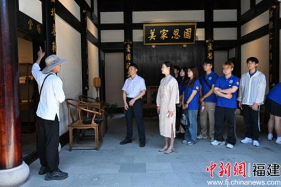 黄鹤鸣先生为实践队讲解朱熹故里