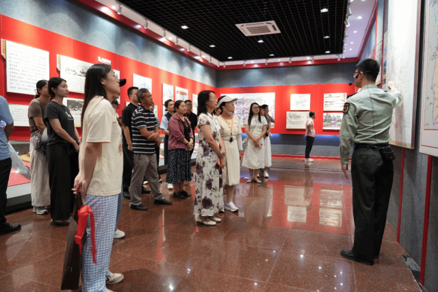 到红色教育基地参观学习