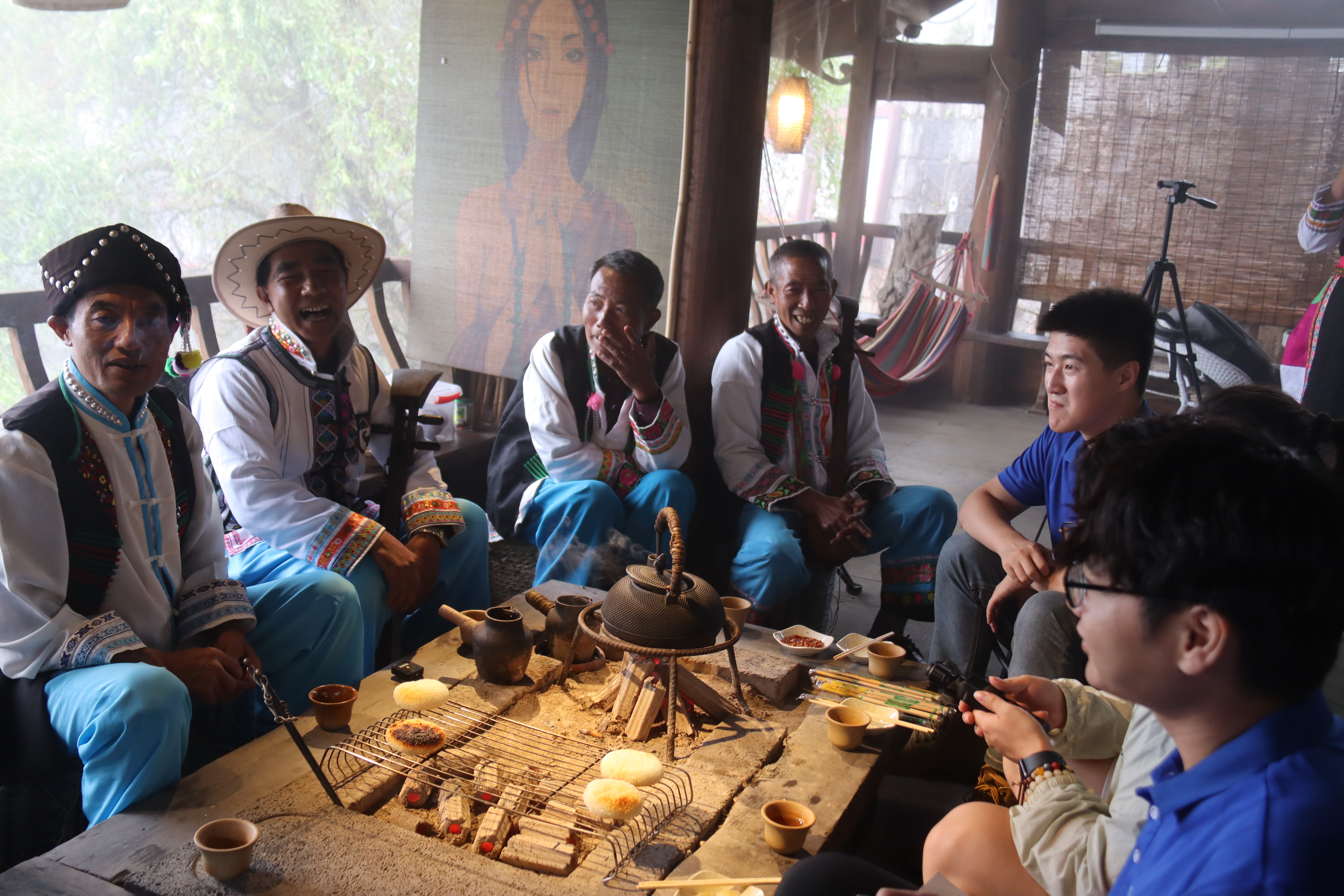 11-实践团队与当地居民交流