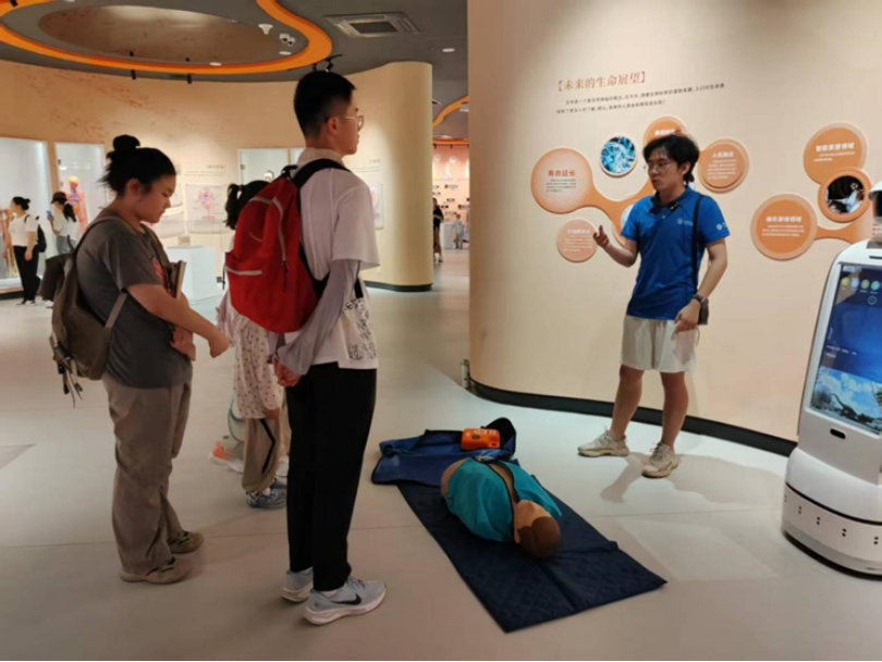 4-实践队员在陕西自然博物馆为民众宣讲心肺复苏技巧