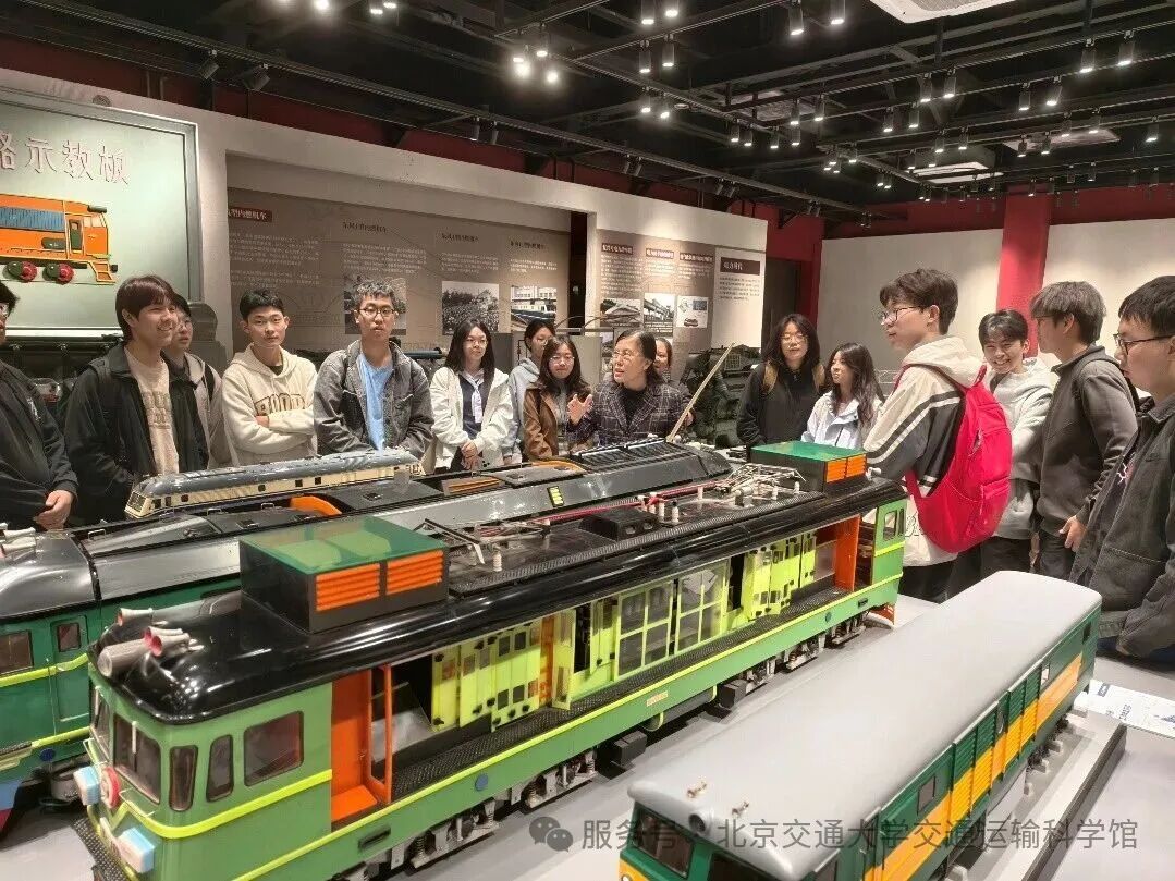 《交通运输设备》课程在交通运输科学馆开课场景