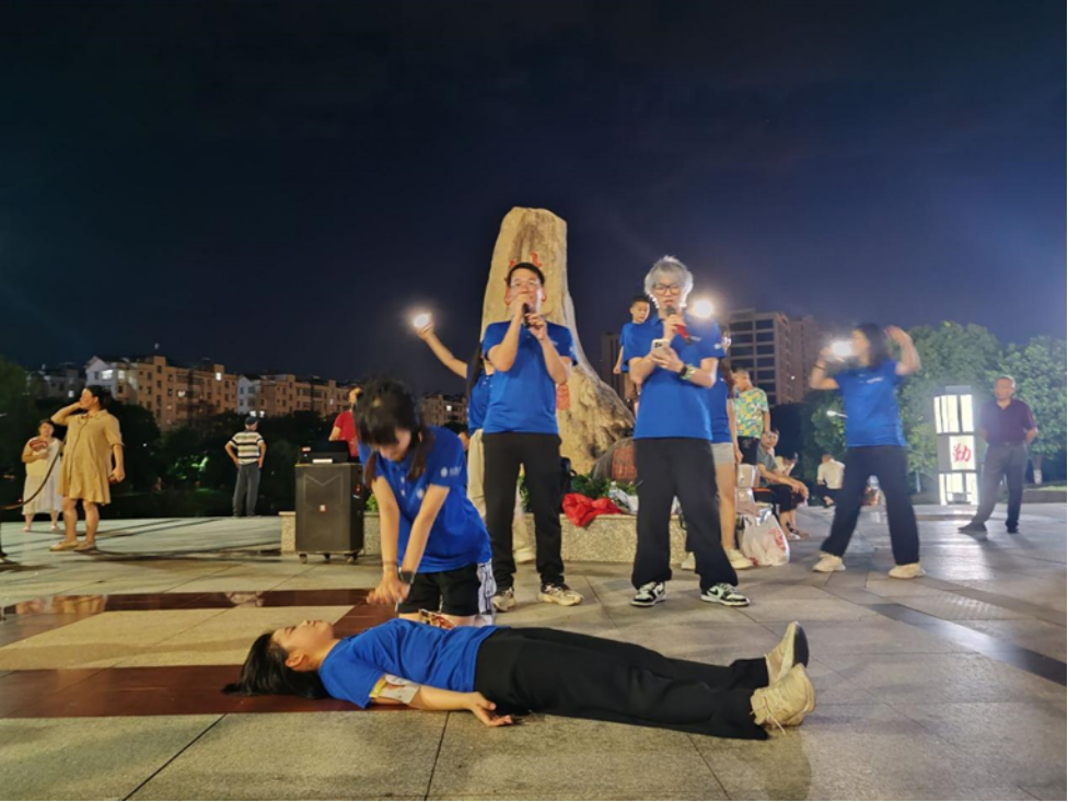 6-实践队员在社区广场开展“健康村晚”活动