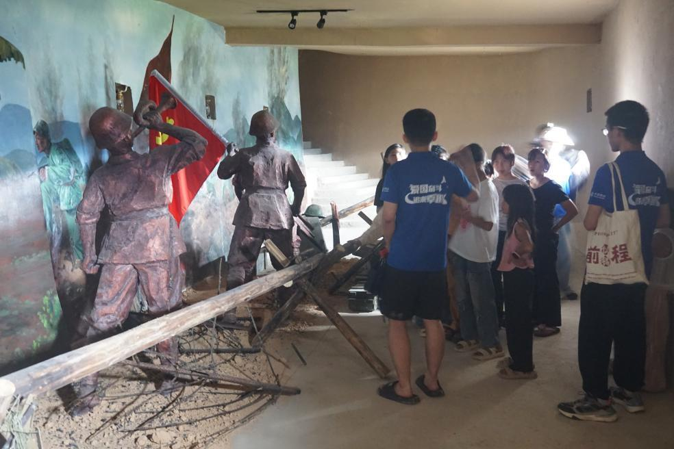 2-实践团队带领孩子们参观防空洞遗址