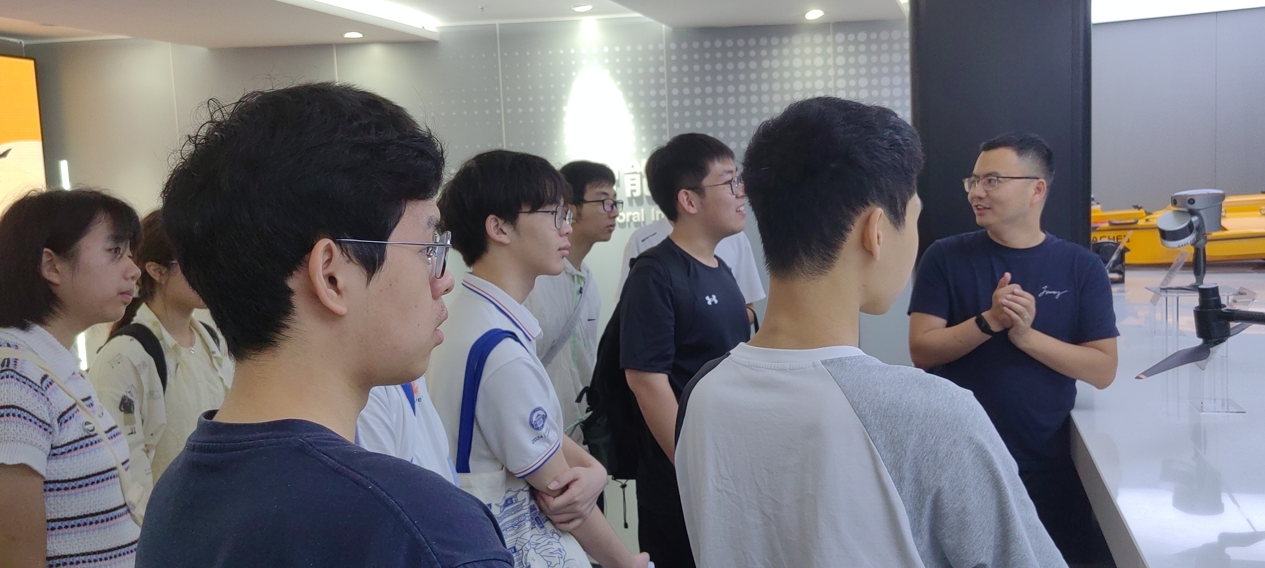 华测导航技术人员介绍