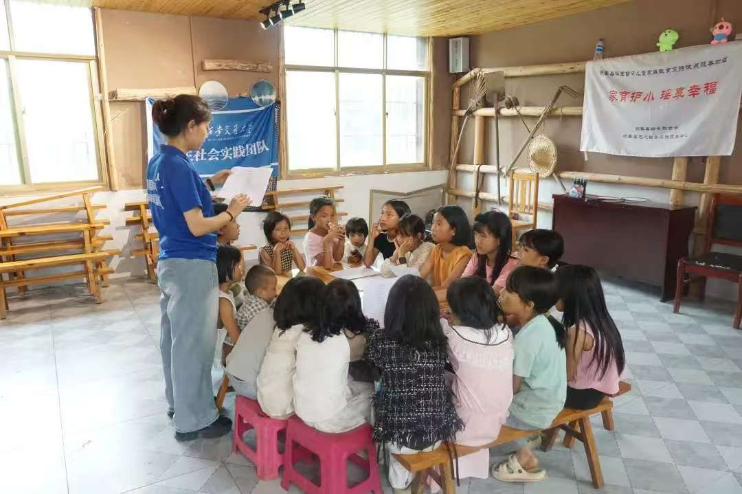 1-团队成员教孩子们唱红歌