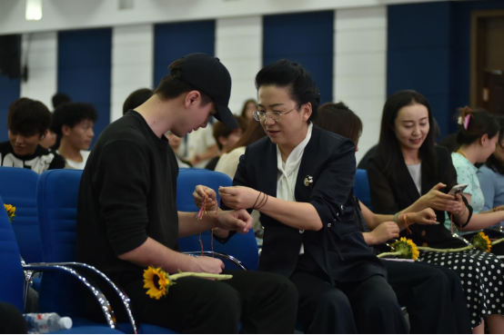 师生佩戴五彩绳 师生佩戴五彩绳