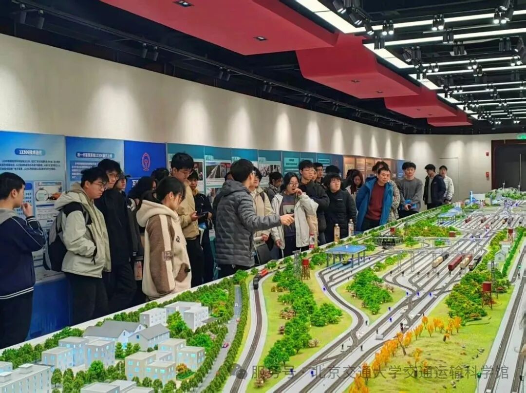 《交通运输设备》课程在交通运输科学馆开课场景