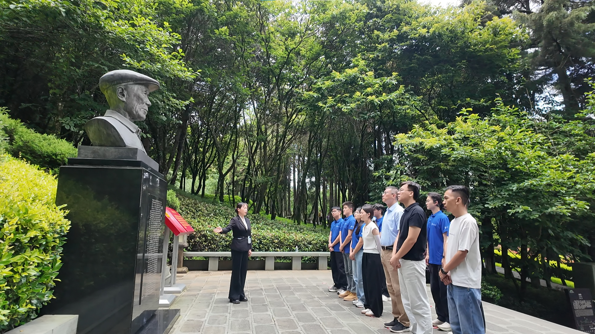 8-实践团队学习杨善洲老先生事迹