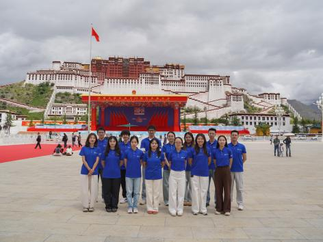 1-赴藏队在布达拉宫前合影 1-赴藏队在布达拉宫前合影