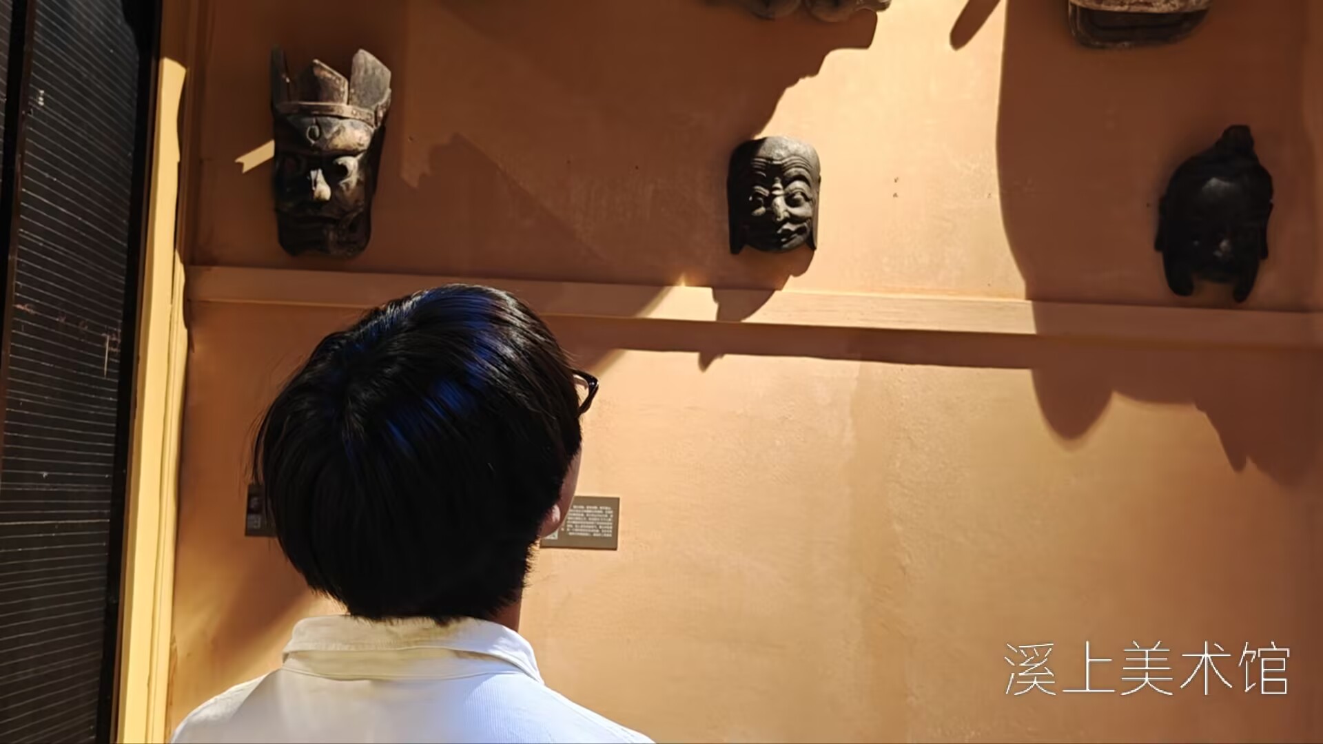 队员在看傩戏面具