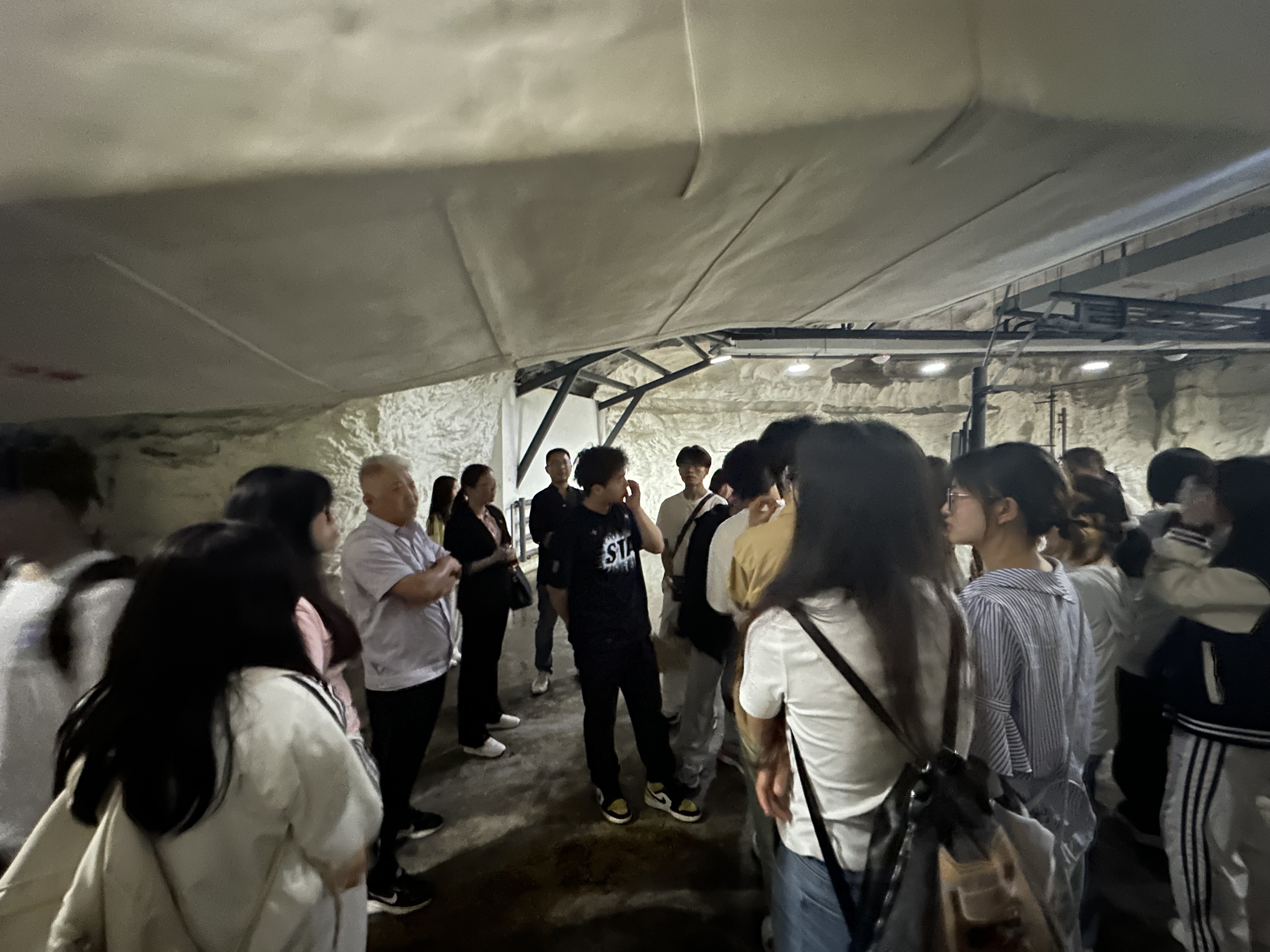 赵伟老师在菜花洞给学生作讲解