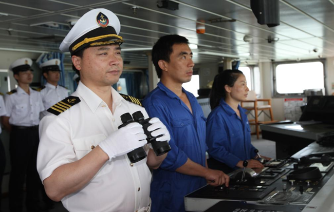 学校无党派人士范中洲船长在“育鲲”轮上指挥航行 学校无党派人士范中洲船长在“育鲲”轮上指挥航行
