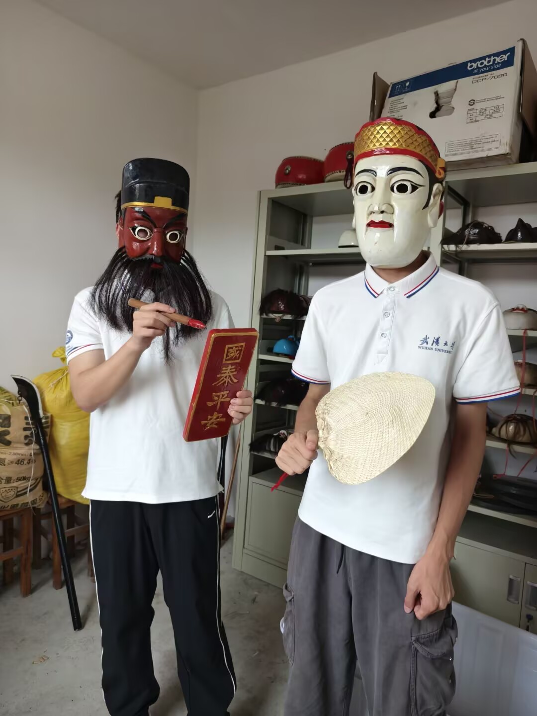 实践队员戴面具图片