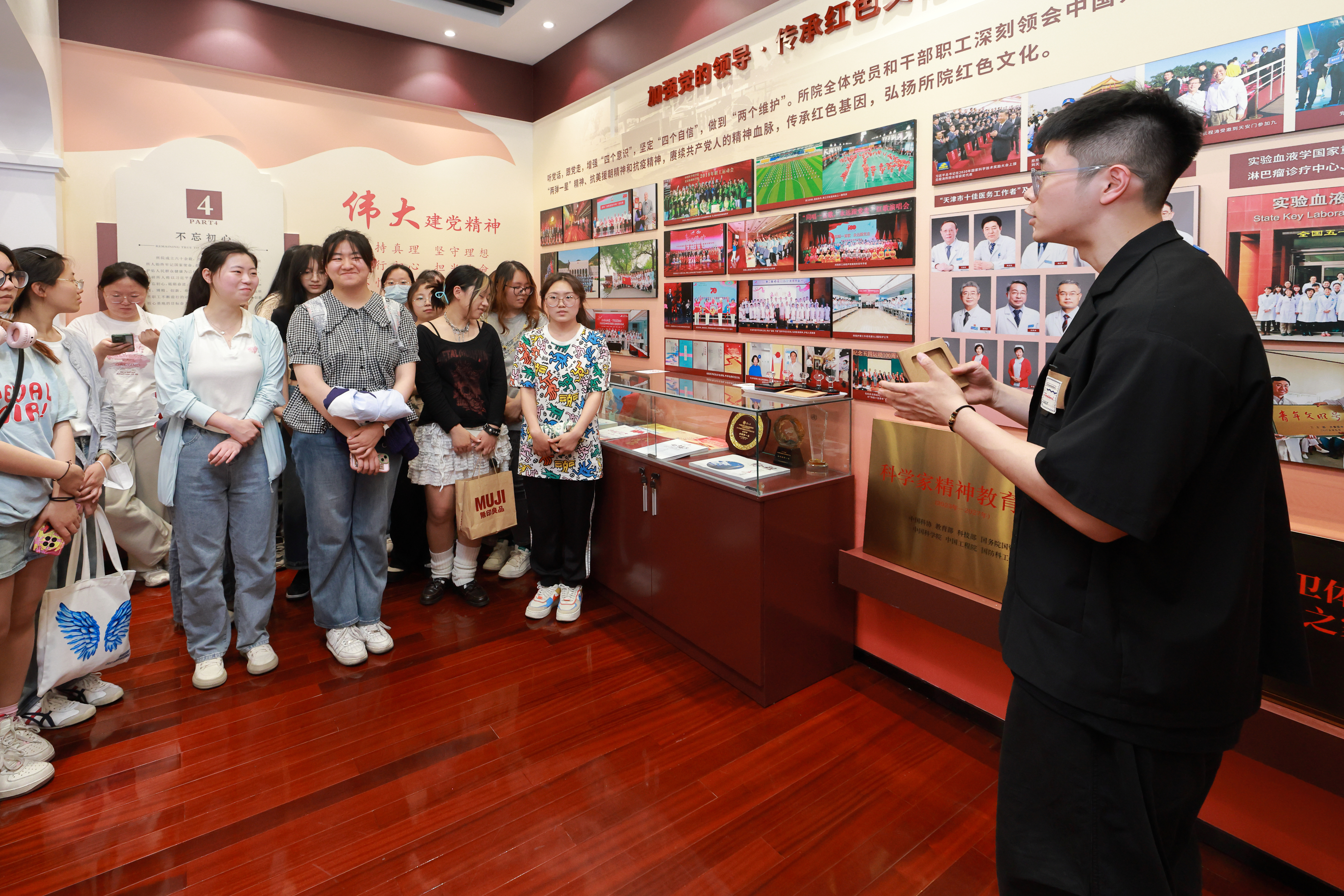 天津医科大学组织师生参观院史馆