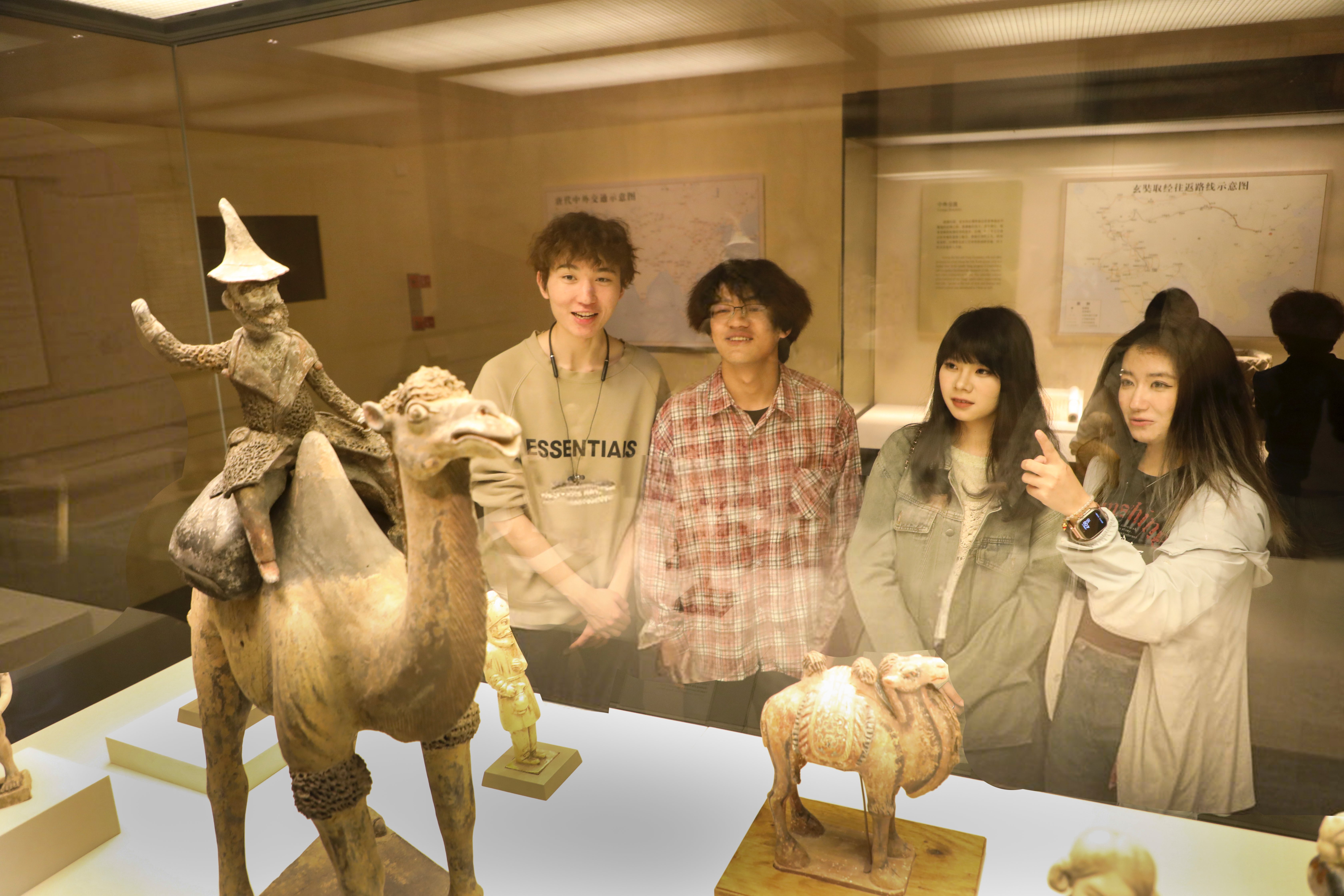 北京联合大学学生参观中国国家博物馆“古代中国”展厅中反映唐代民族融合的胡人陶俑文物