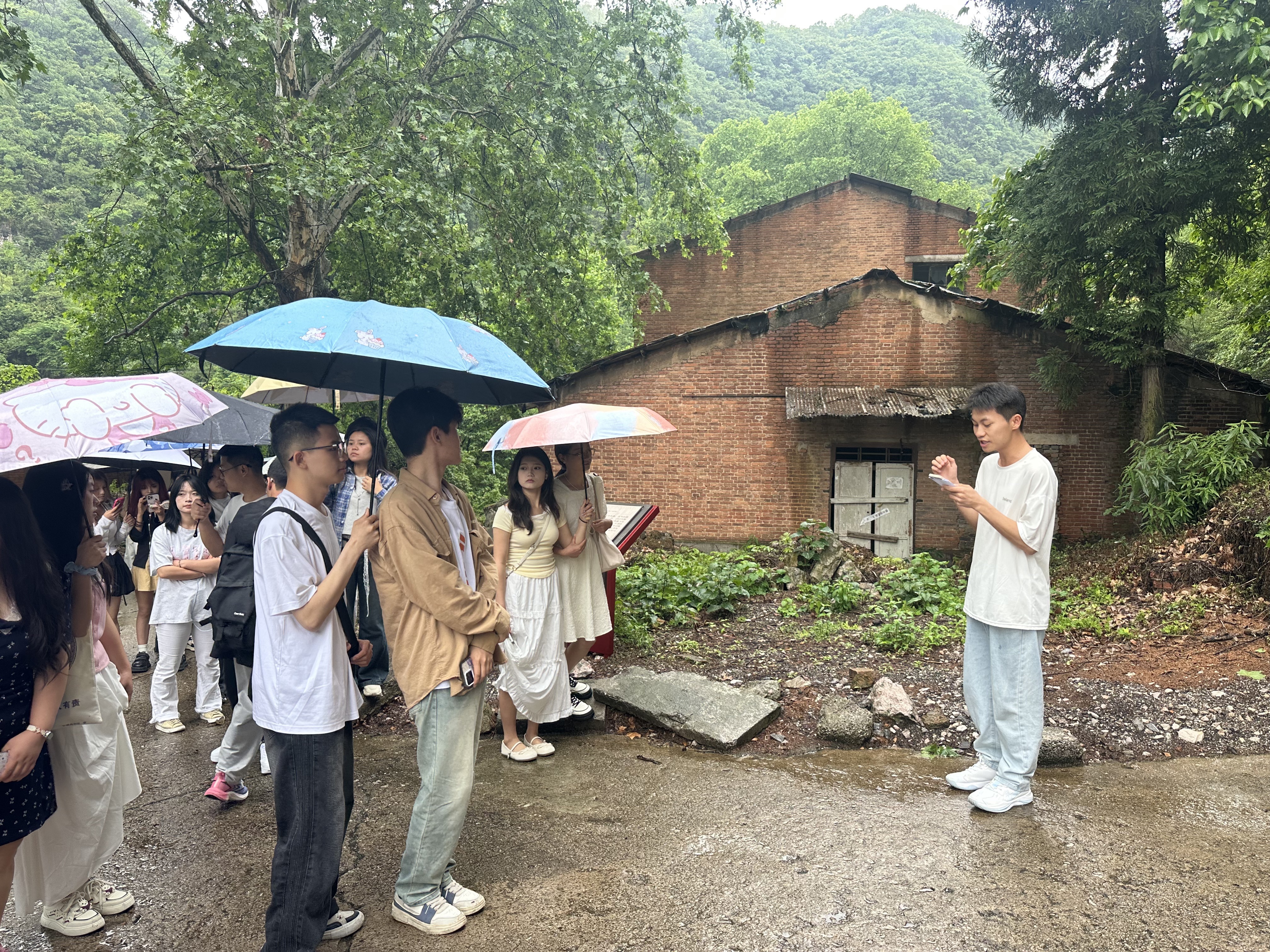 学生在牛洞外作分享交流