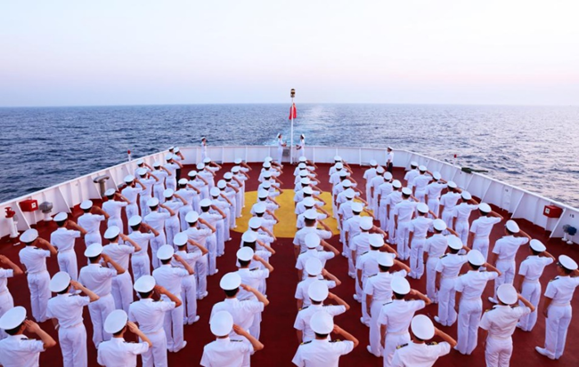 “育鲲”轮党外知识分子爱国主义教育基地举行升旗仪式 “育鲲”轮党外知识分子爱国主义教育基地举行升旗仪式