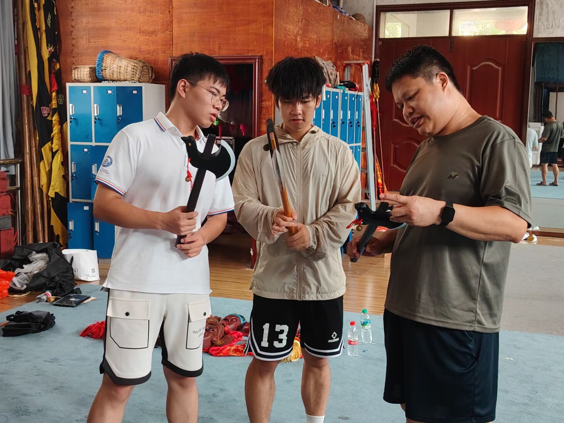 队员学傩戏图片