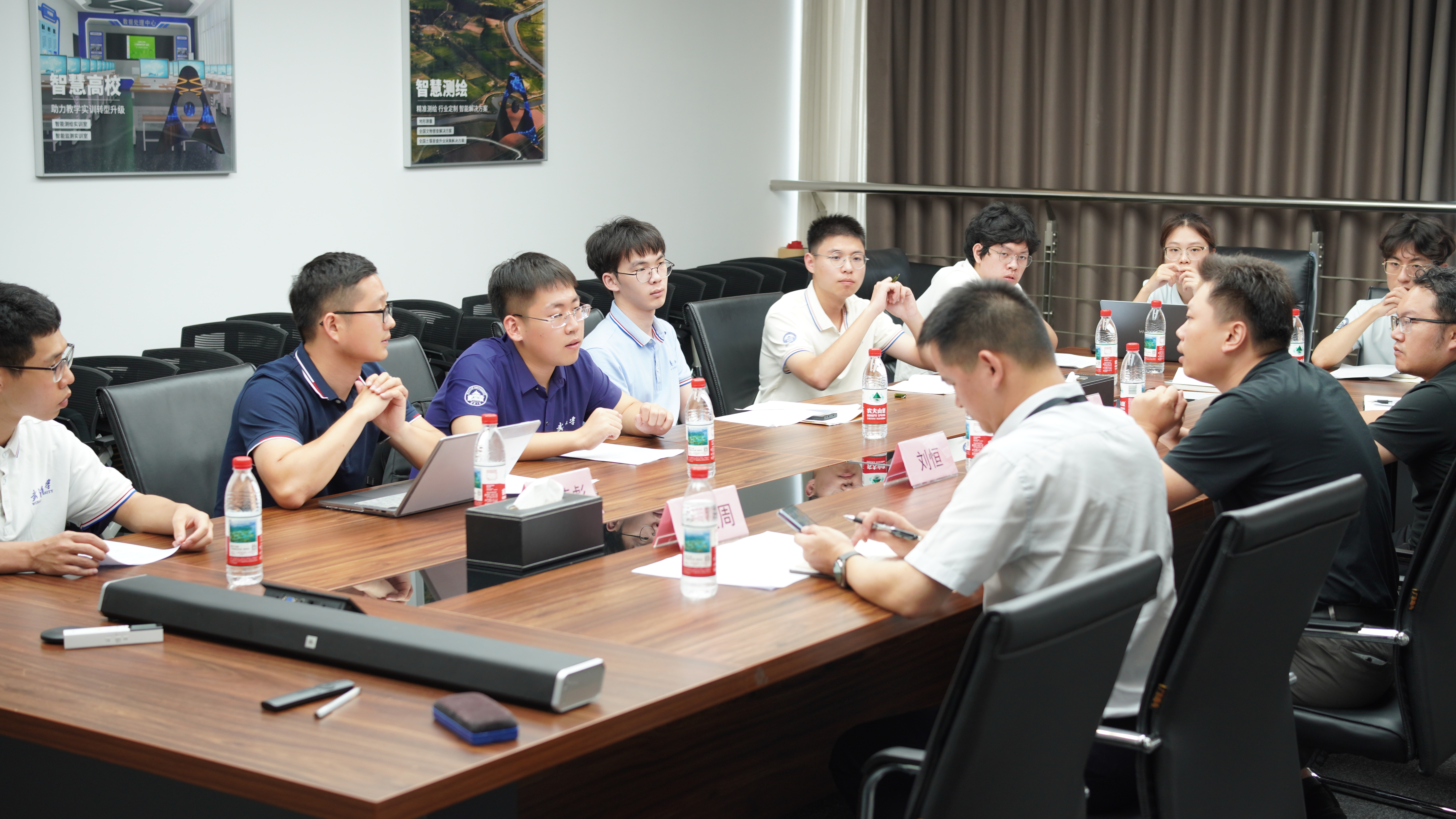 队员了解智慧农业产品的发展过程