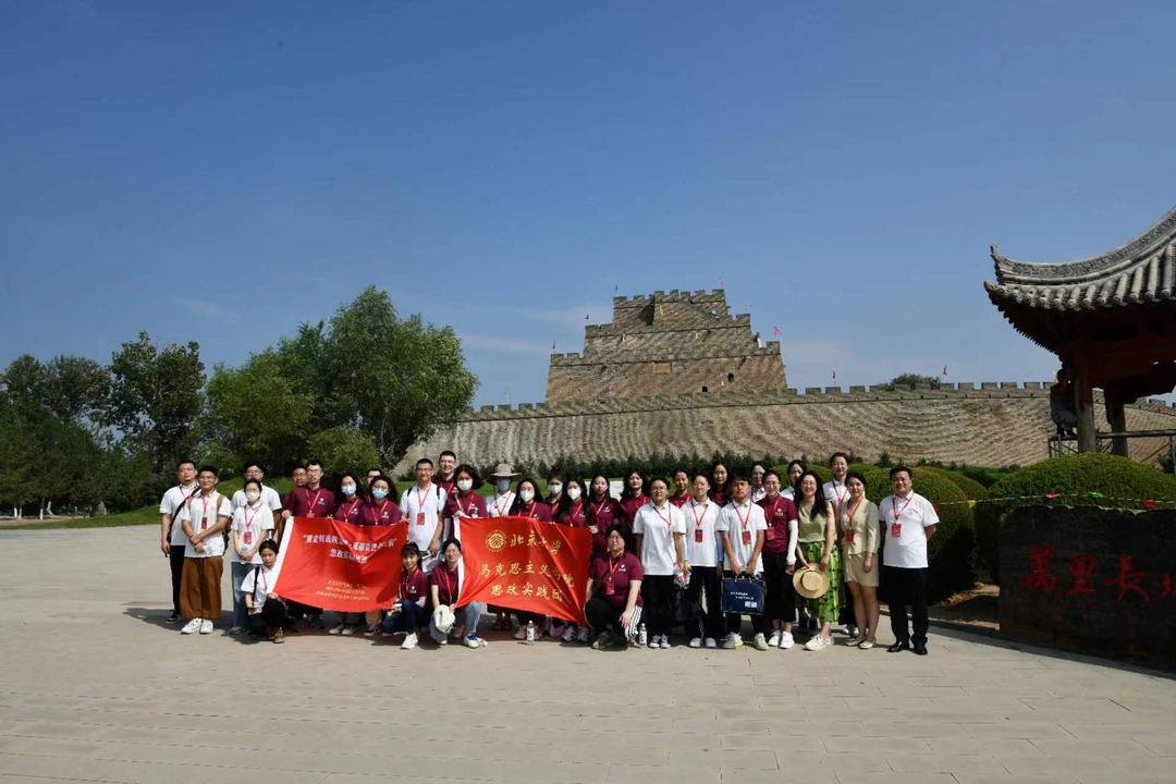 陕西榆林实践团登顶镇北台.png