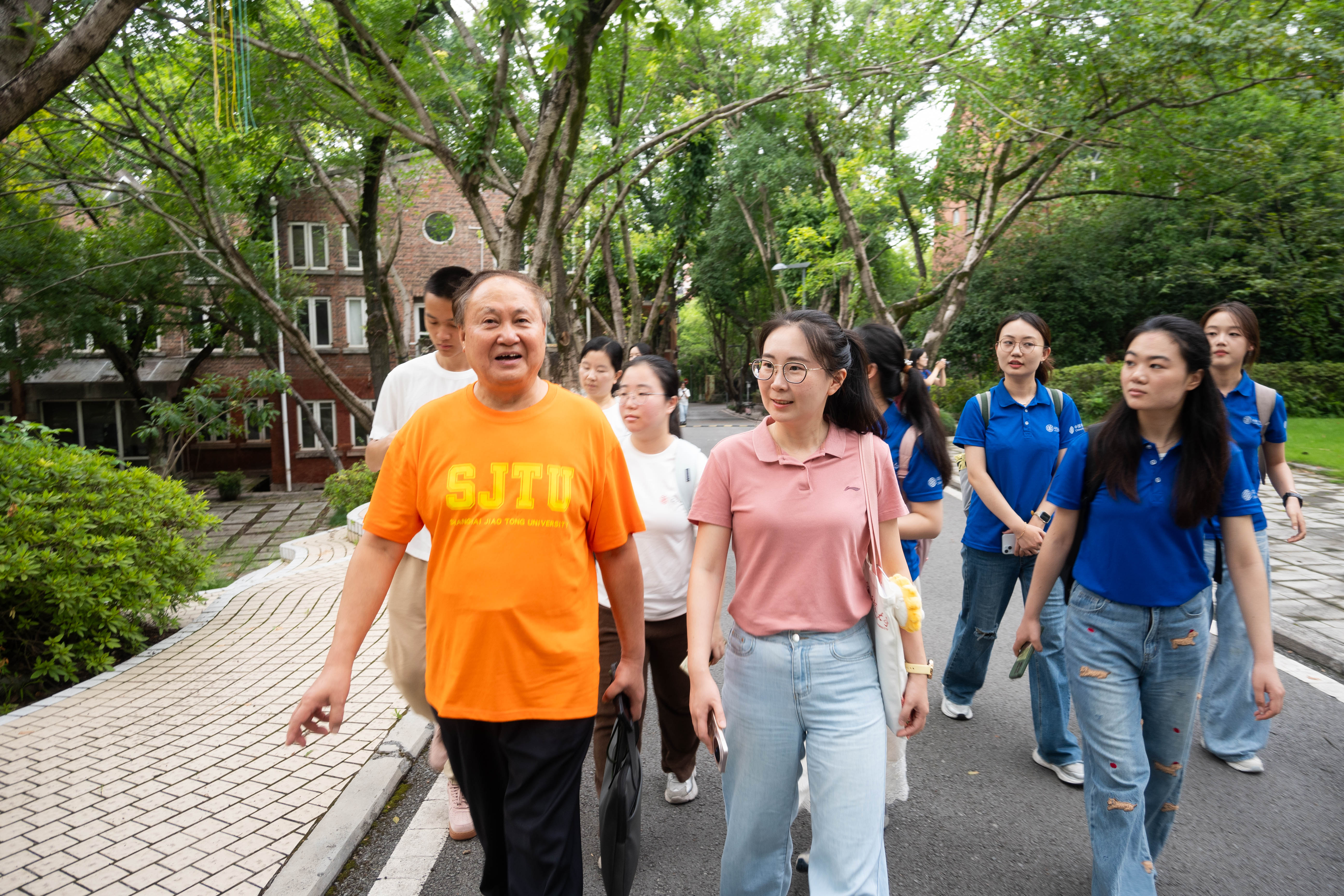 1-上海交通大学重庆校友会名誉会长李永远带领实践队成员参观