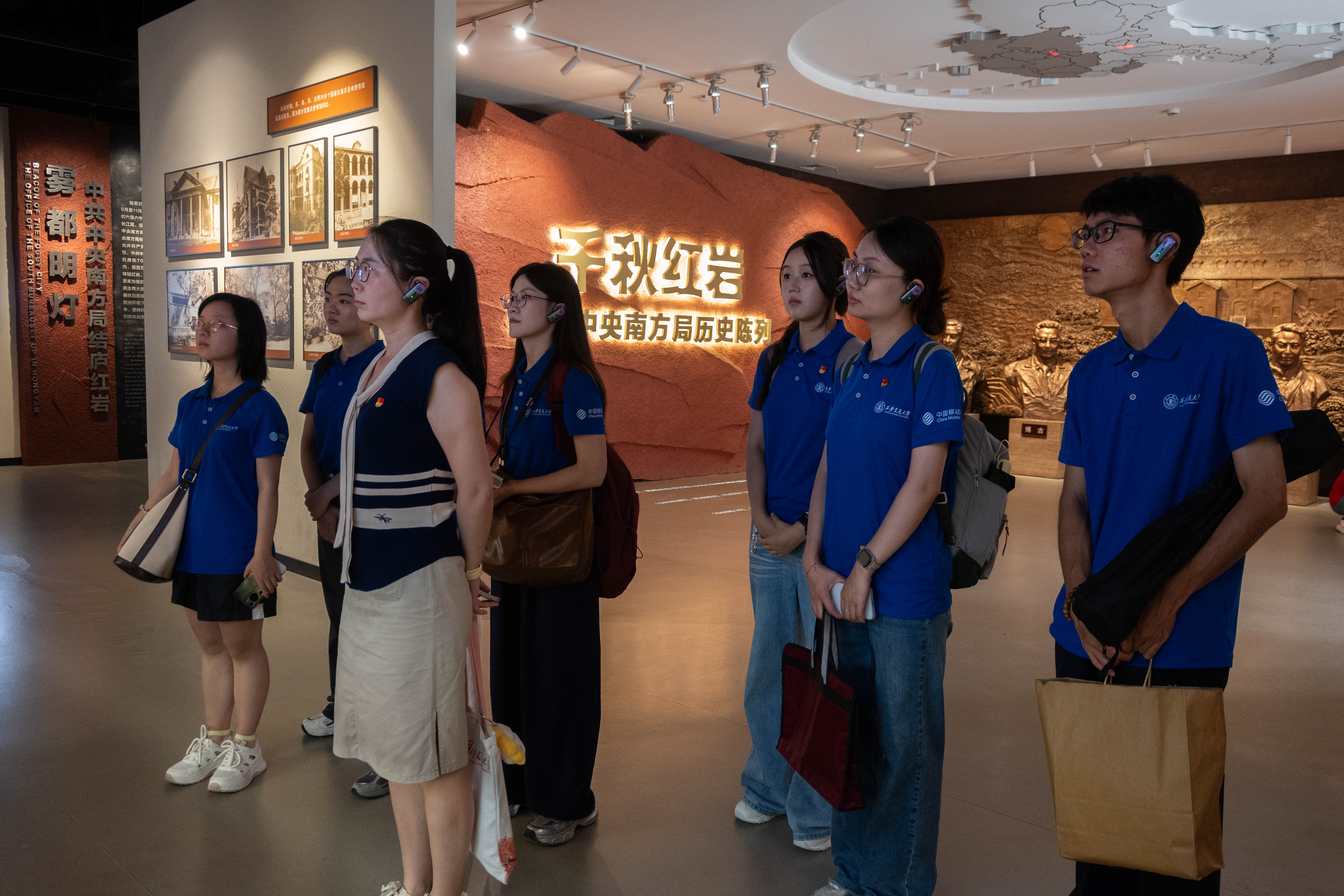 5-成员参观红岩革命纪念馆