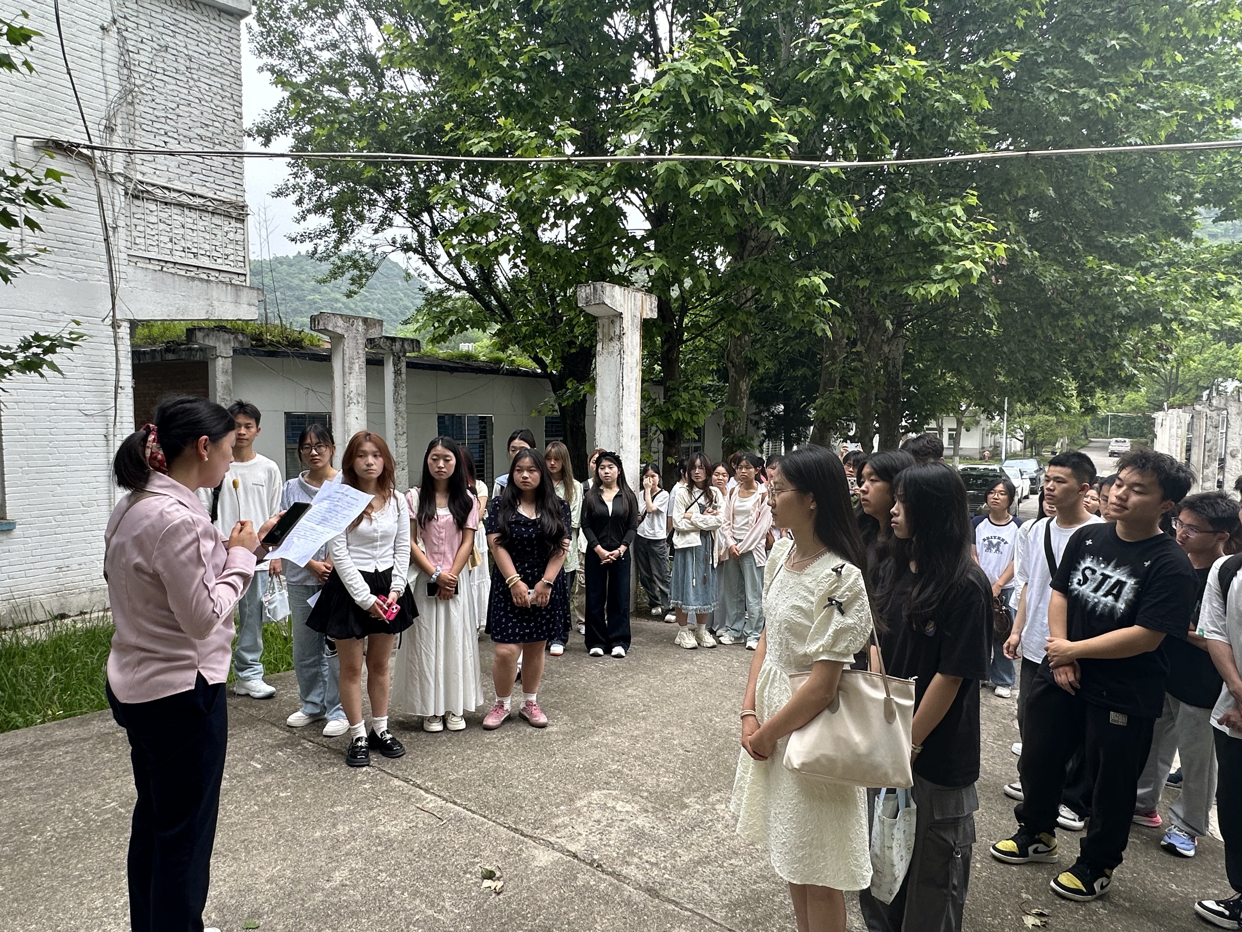 带队教师介绍基地情况