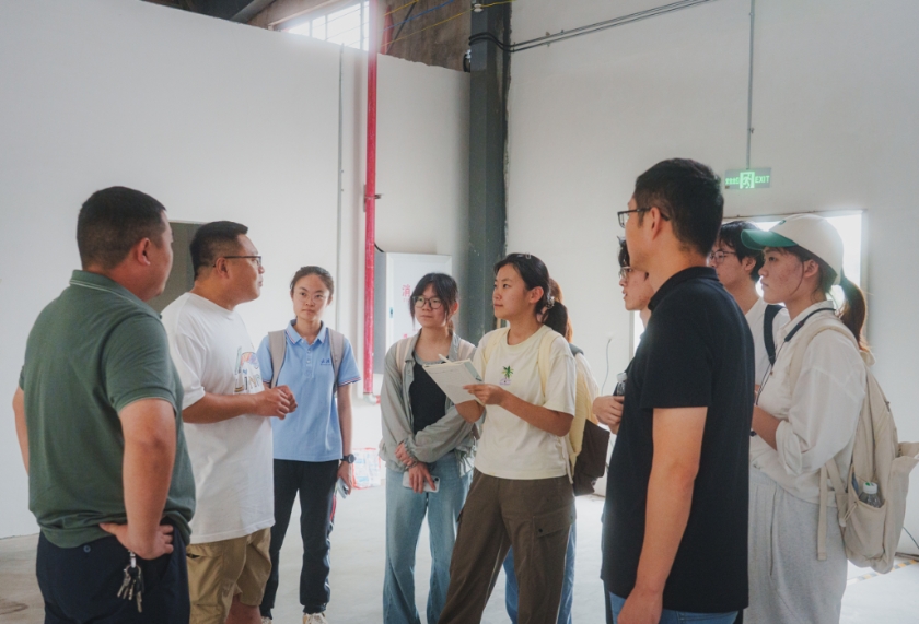 成员与万皇公司工作人员交流