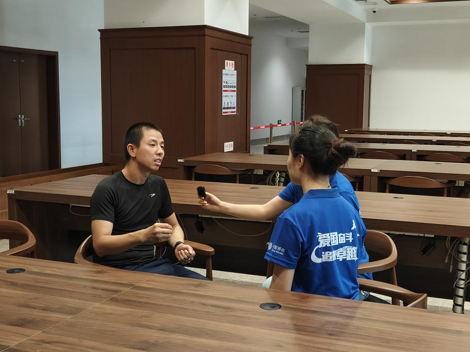 8-实践队成员在采访档案馆工作人员