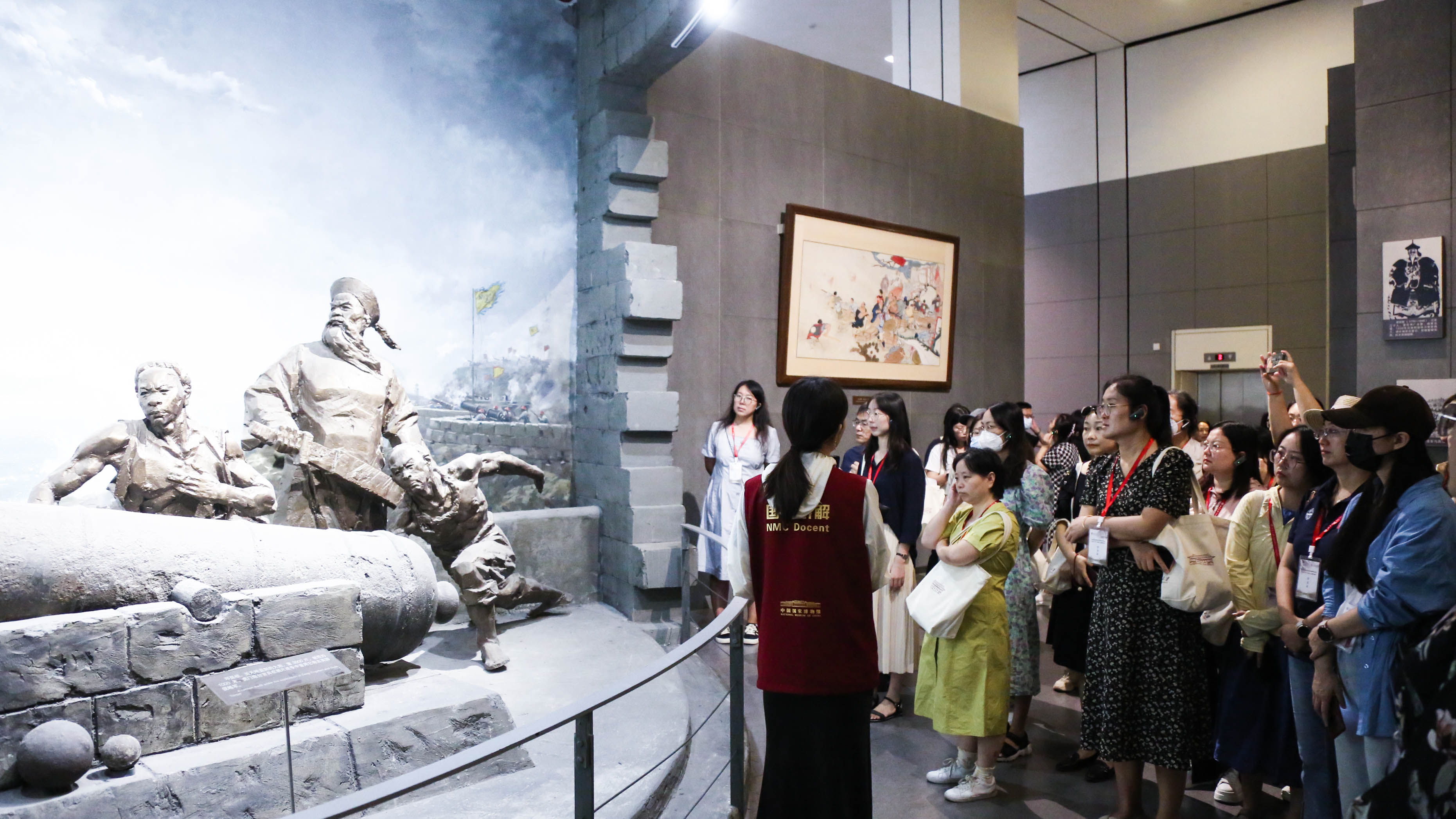 中国国家博物馆讲解员向学员介绍伟大复兴展览