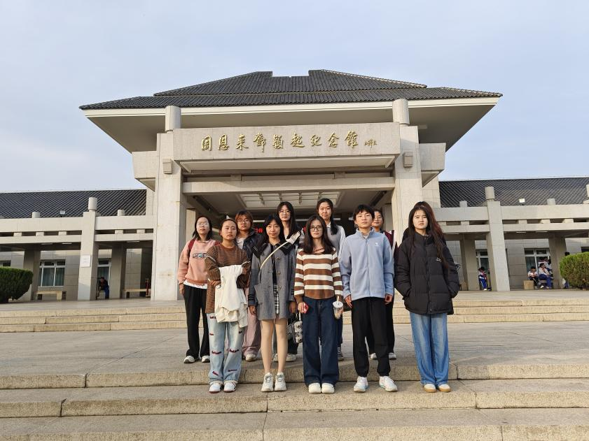 天津医科大学学生代表参观周邓纪念馆