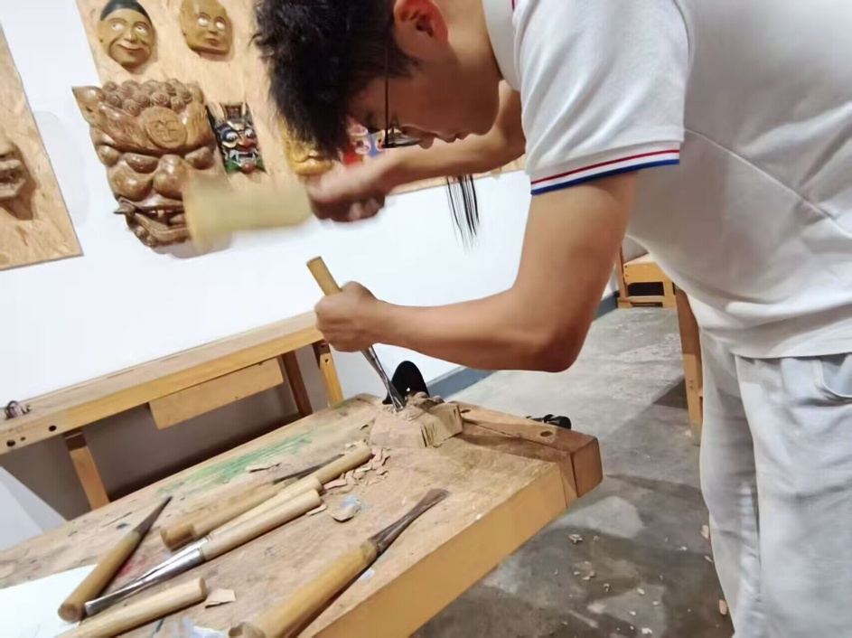实践队员雕刻面具图片