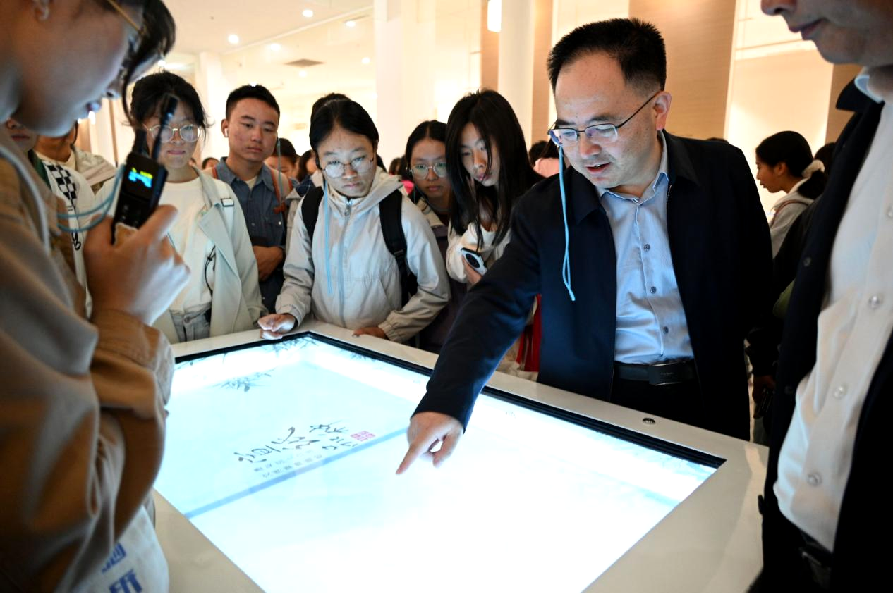 图7 姚宏志现场为同学们教学