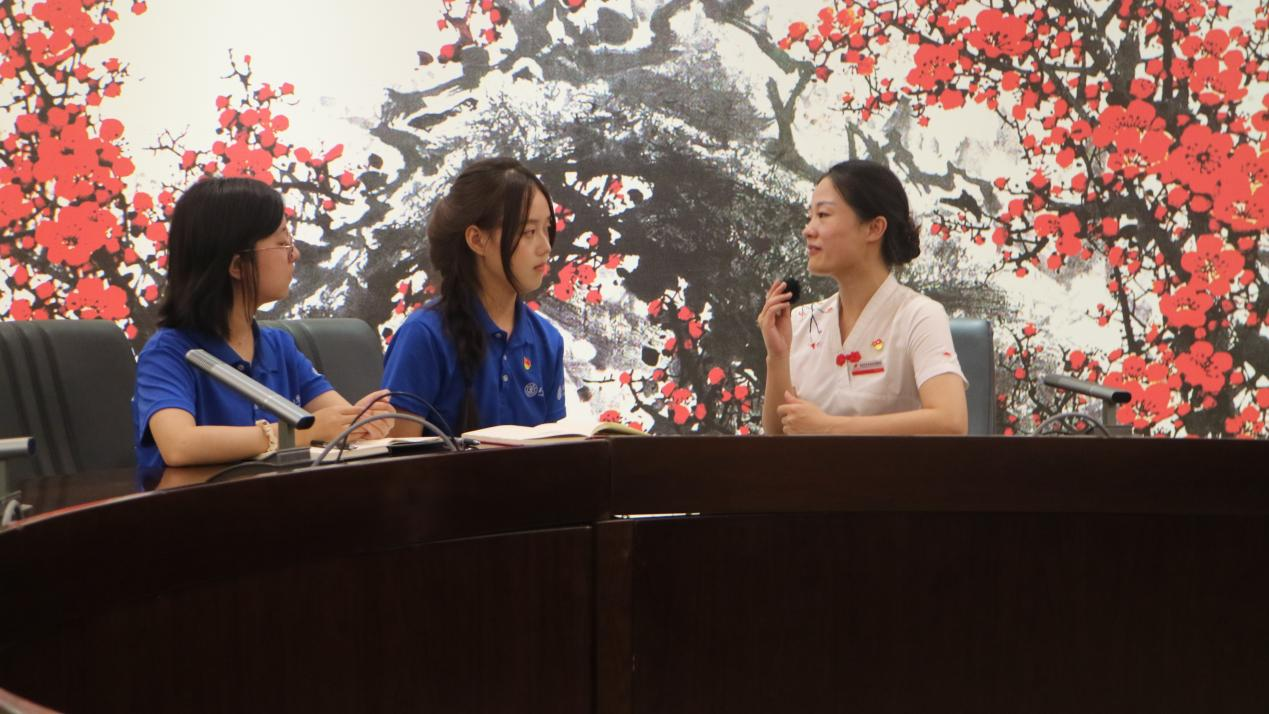 9-实践队成员采访红岩革命纪念馆讲解员王丽