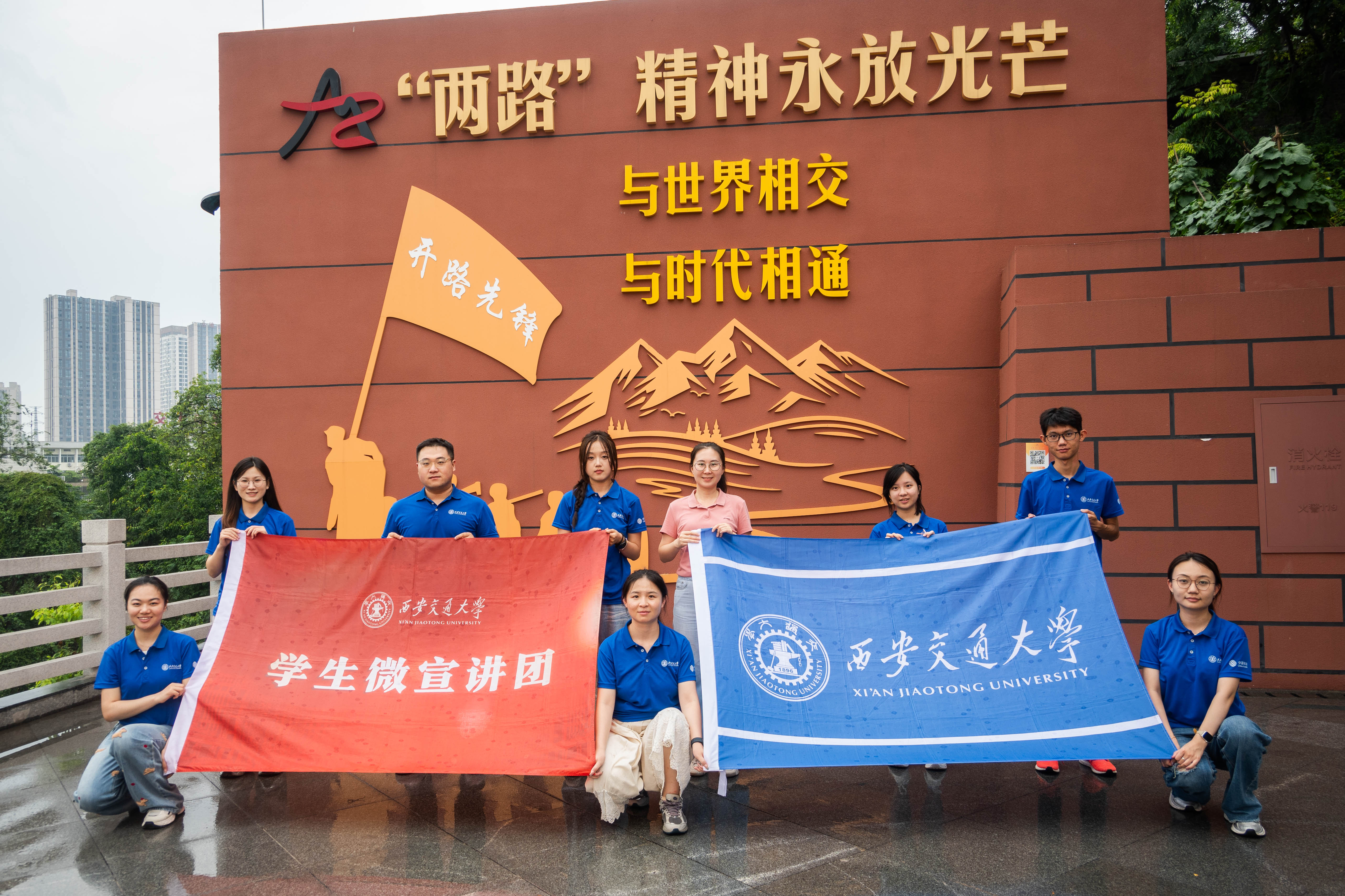 2-学生微宣讲团参观“两路精神”育人园