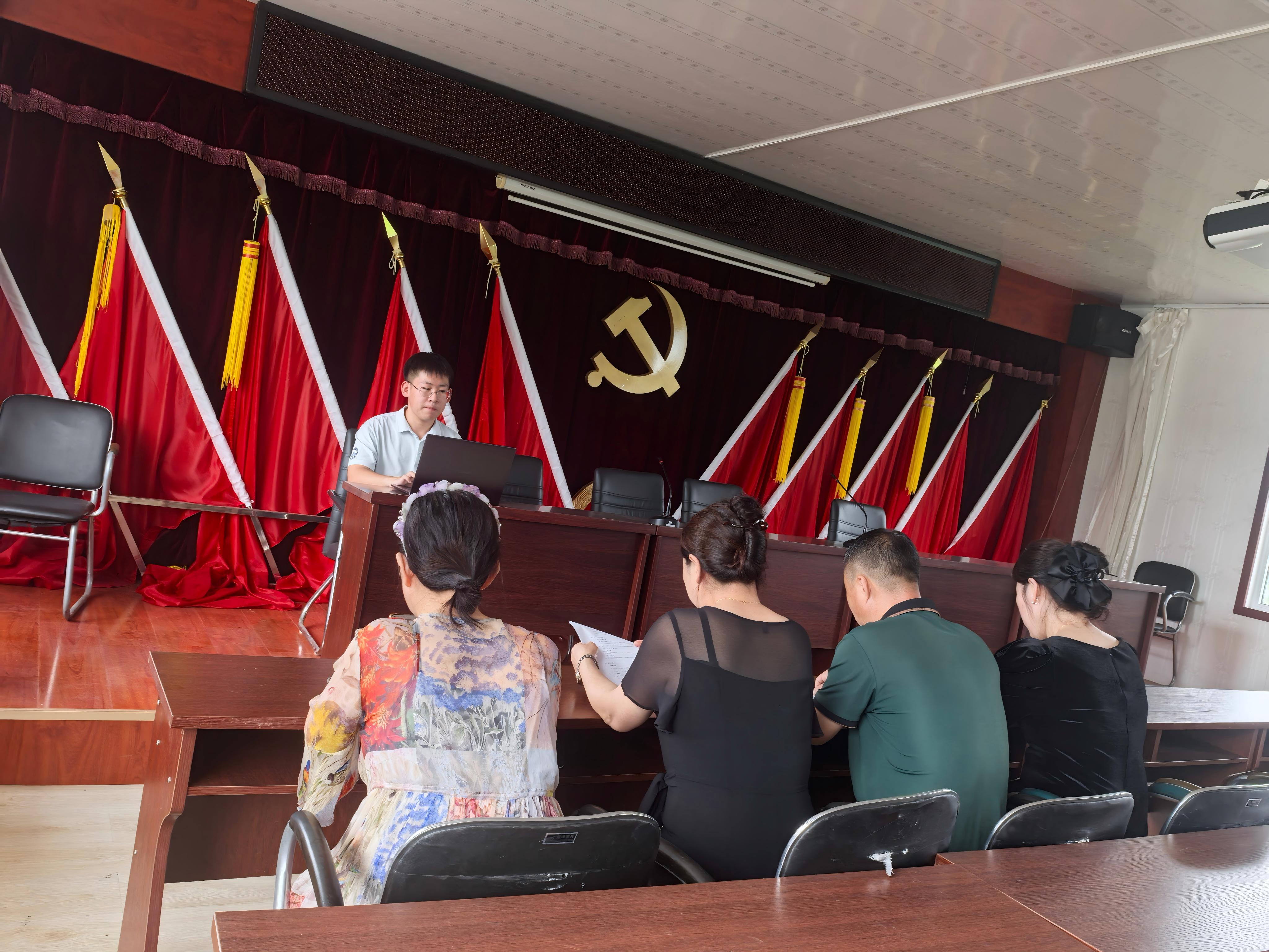 实践队队长袁鹏博介绍实践队