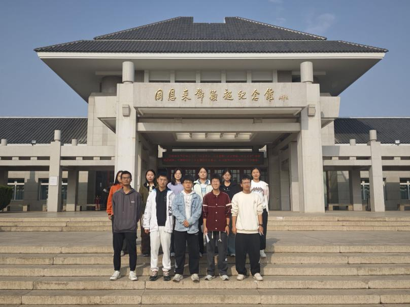 天津医科大学学生代表参观周邓纪念馆