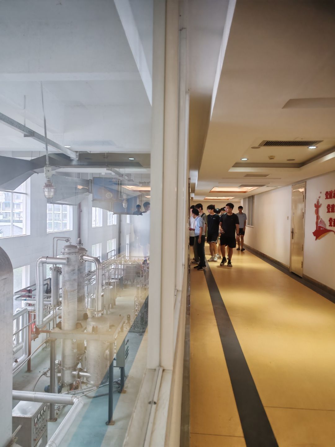 实践队参观茶业工厂生产车间