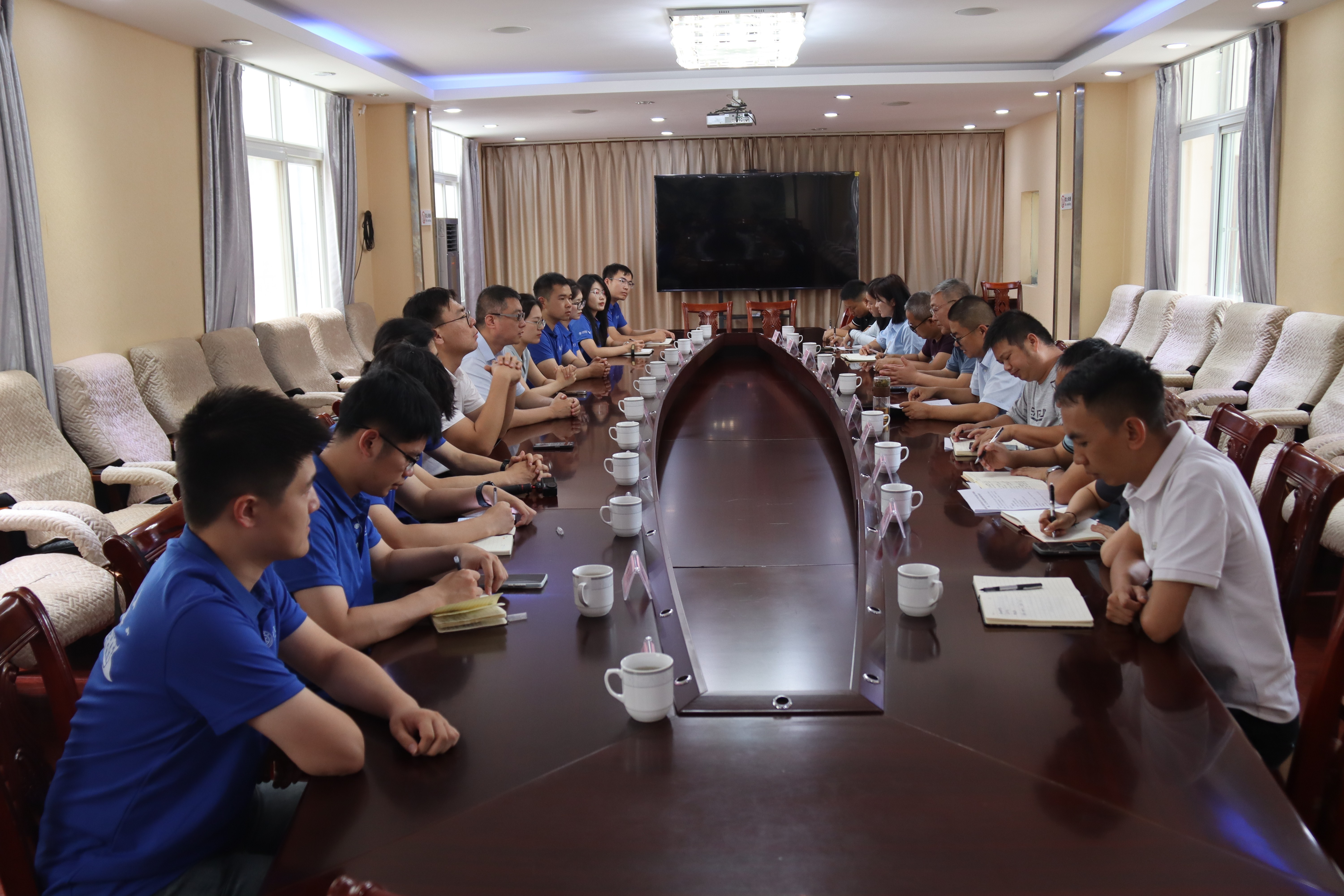 5-实践团队与施甸县委座谈