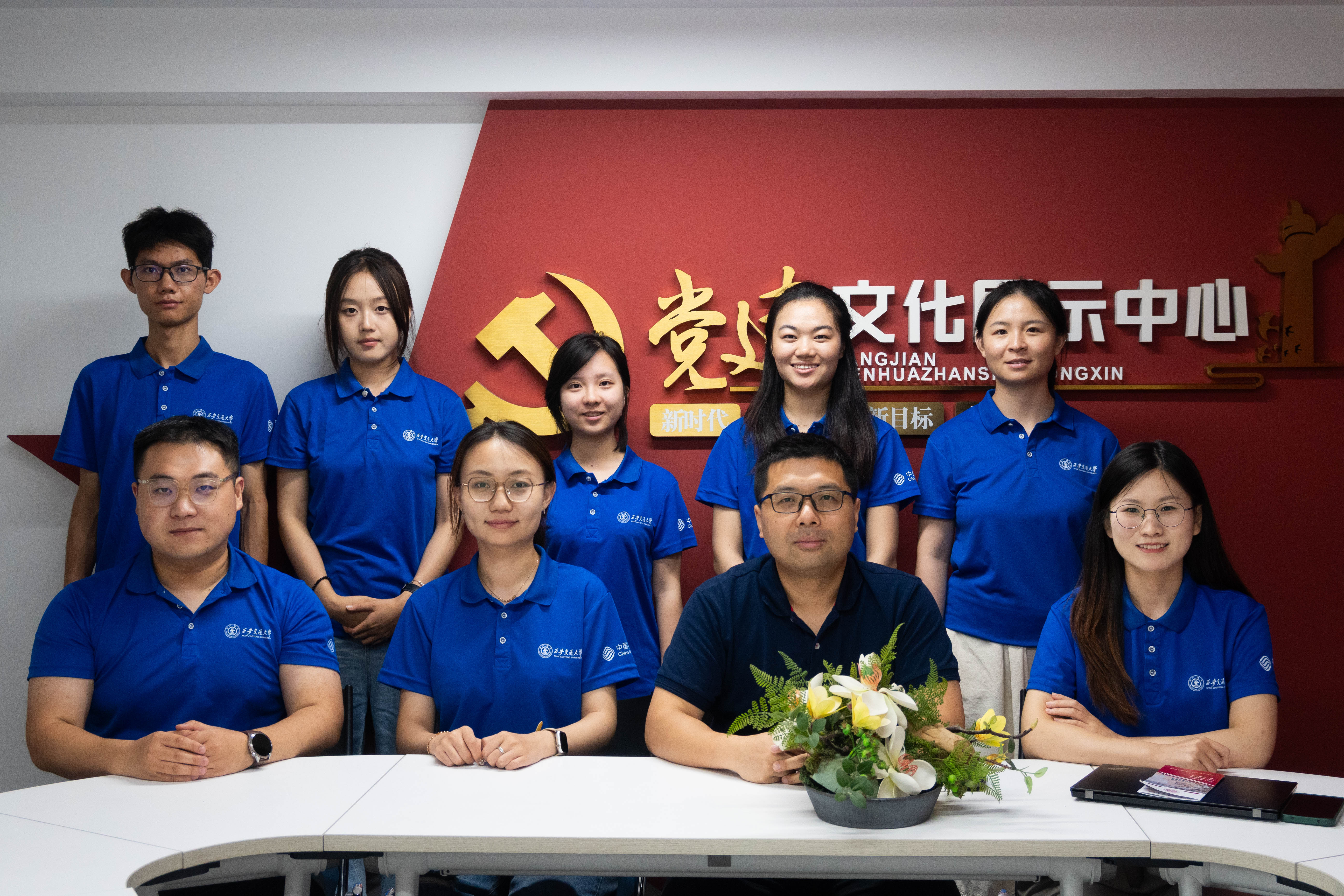 6-成员与西安交通大学重庆校友会理事欧文合影