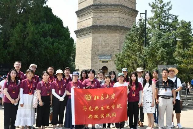 陕西榆林实践团登顶宝塔山.jpg