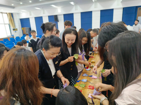 师生制作香囊 师生制作香囊