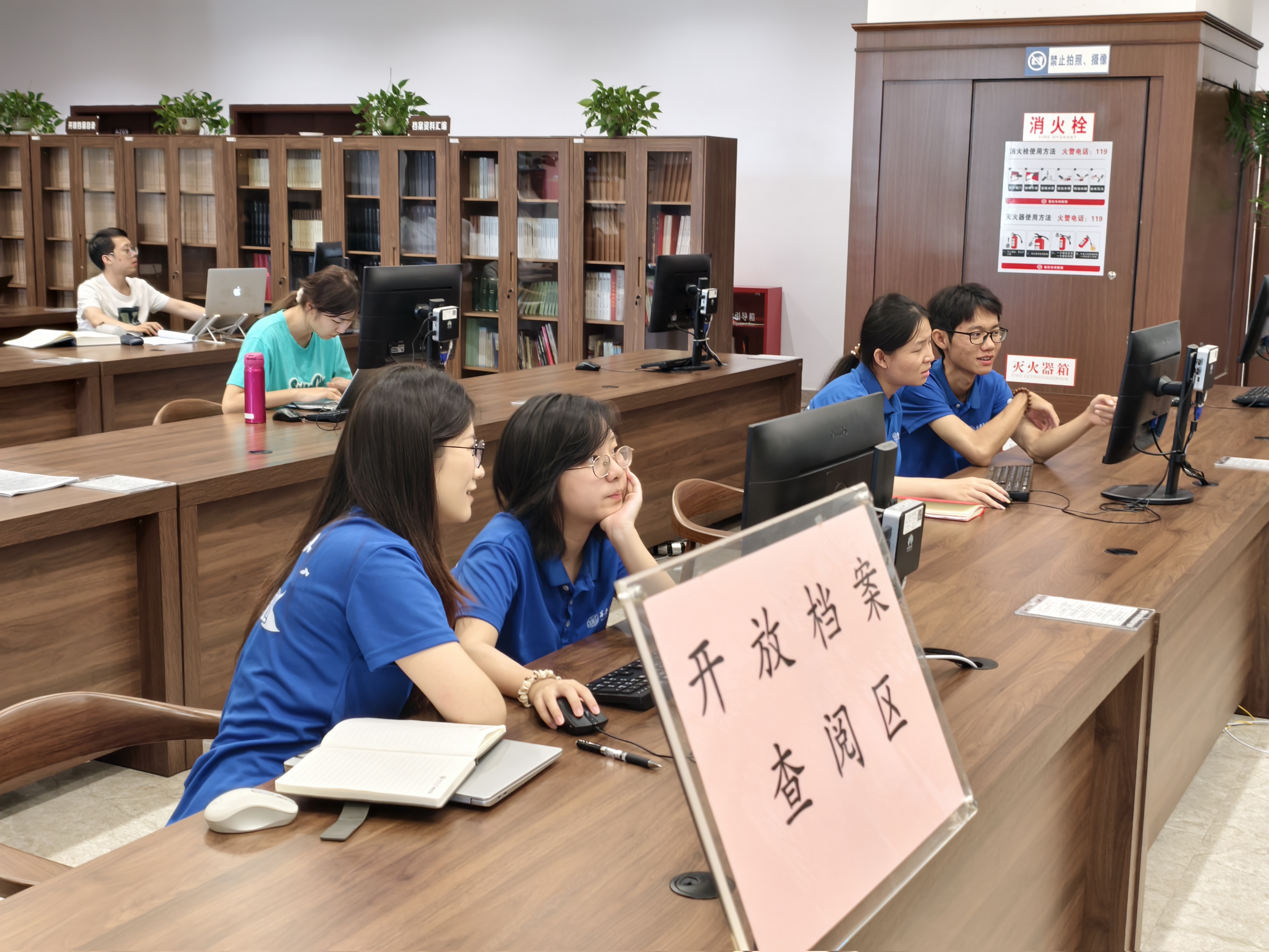 4-实践队成员在重庆市档案馆查找交大渝校相关档案