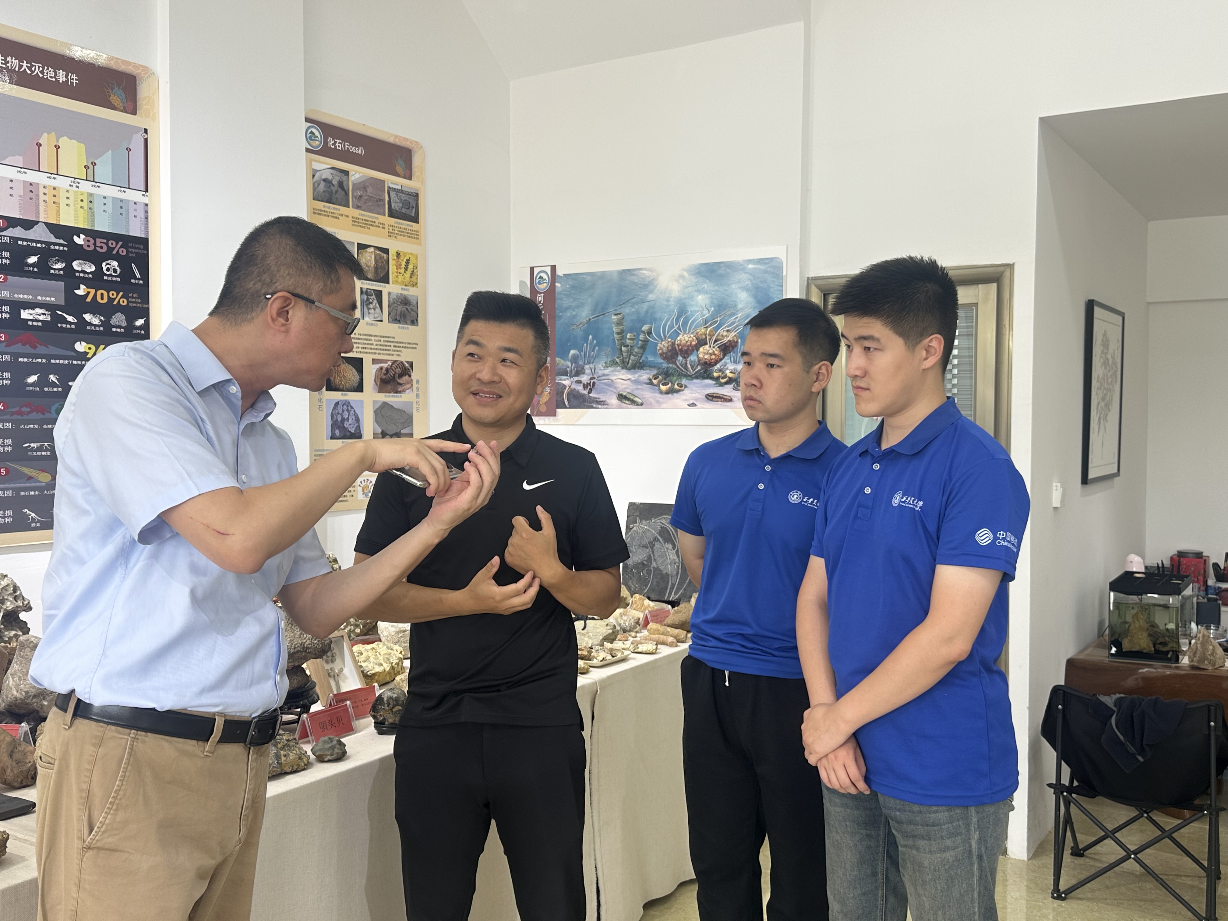 4-实践团队参观化石展览馆