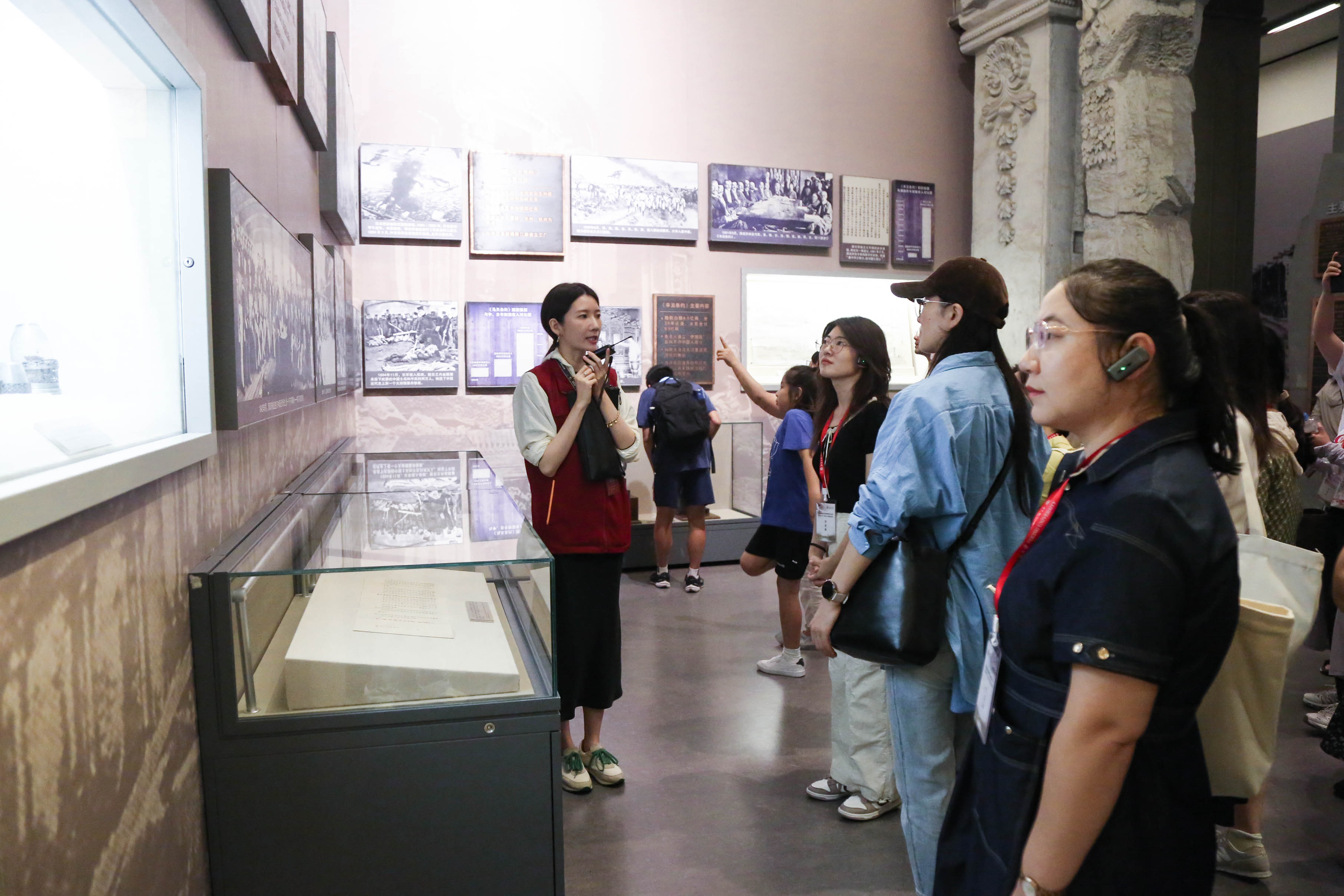 中国国家博物馆讲解员向学员介绍伟大复兴展览