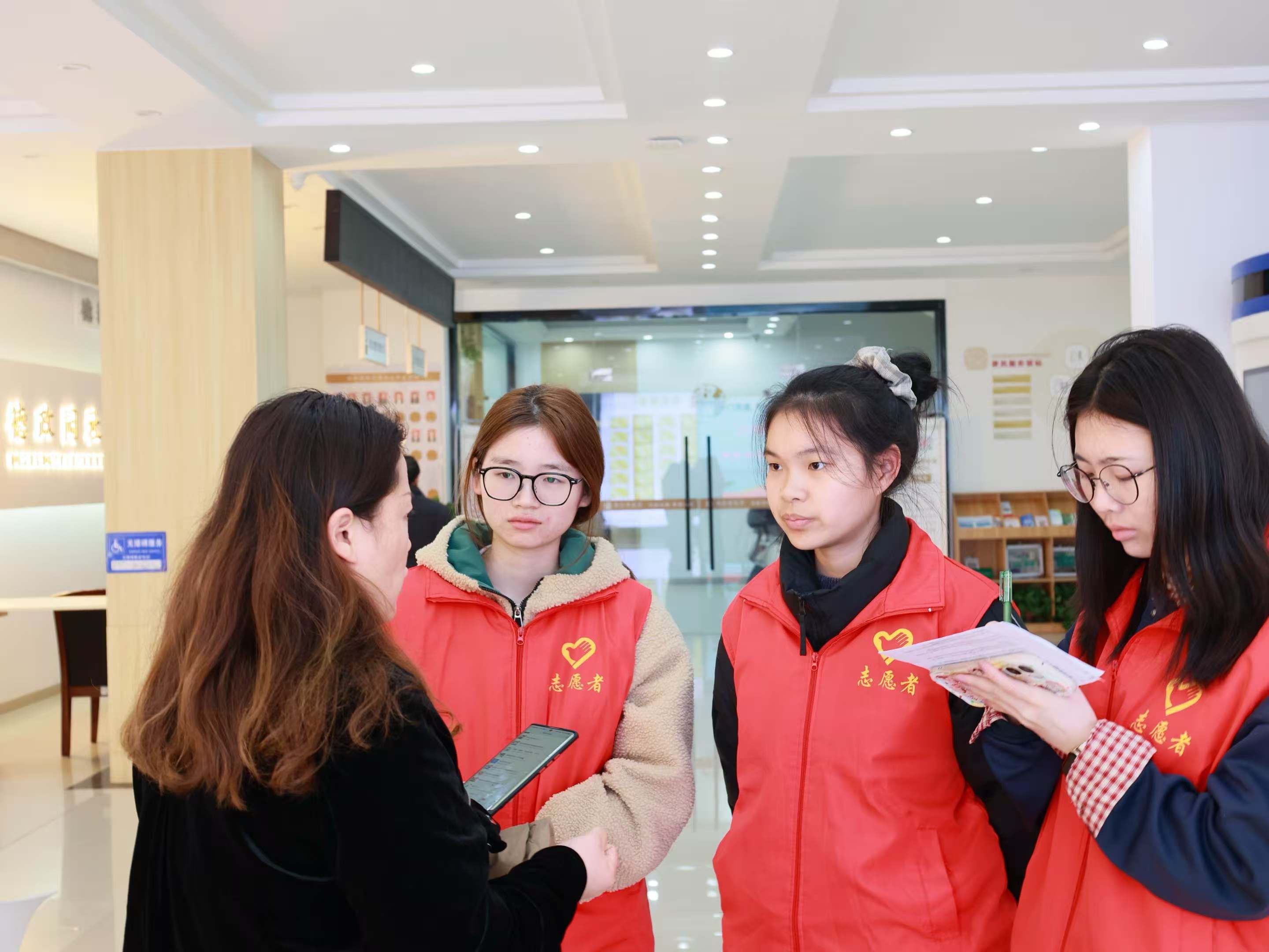 马克思主义学院”探寻先锋故事，弘扬雷锋精神“3