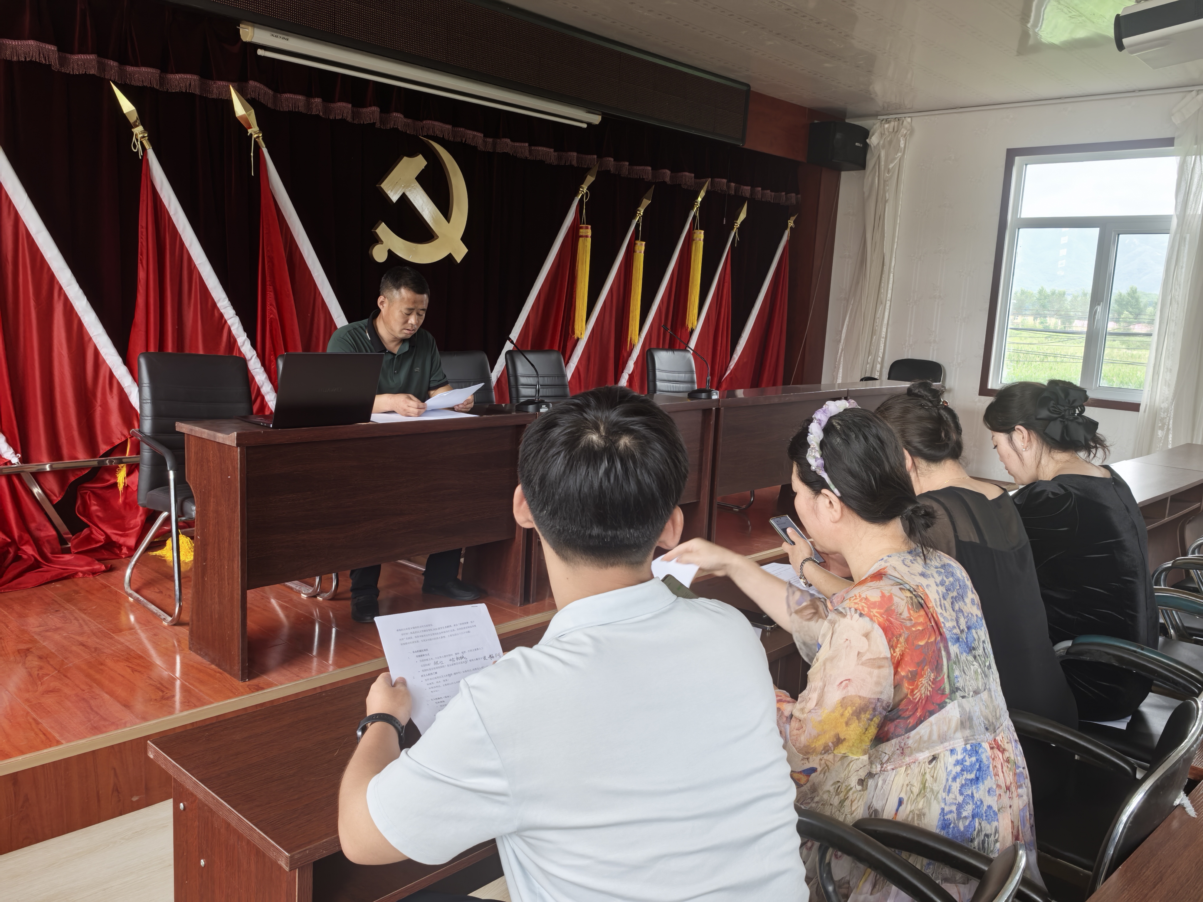 2025年8月1日袁鹏博在辽宁岫岩满族自治县汤池村听村支部副书记对乡村基本情况进行介绍